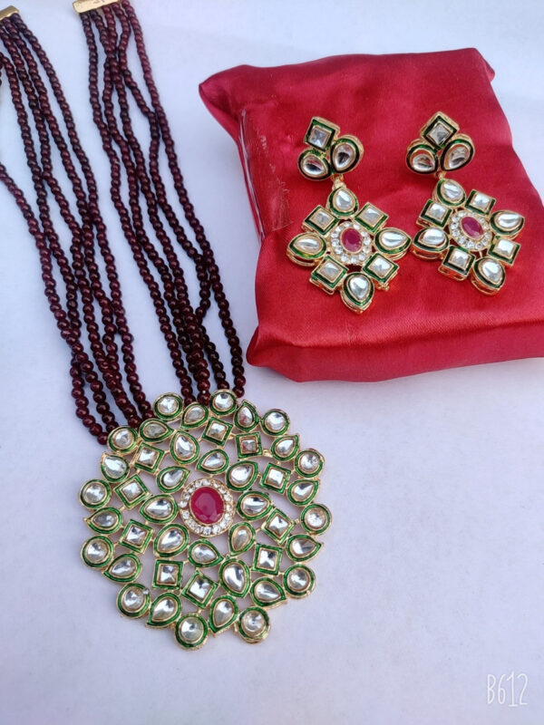 Sublime W Alloy Gold-plated Maroon, Gold, White Jewellery Set (Pack of 1) – Maroon